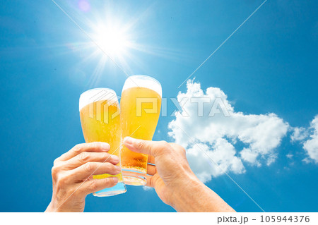 青空のもと生ビールで乾杯  105944376
