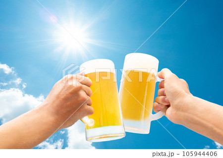 青空のもと生ビールを飲む 青空のもと生ビールを飲む 105944406