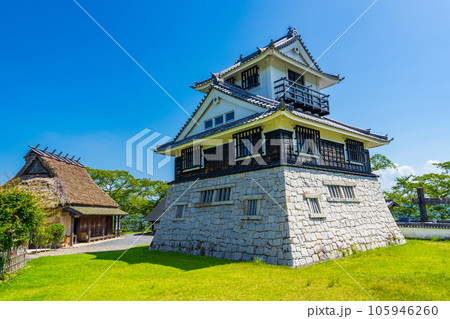 岡山県赤磐市　茶臼山城址の城型展望台　模擬天守 105946260