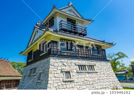 岡山県赤磐市　茶臼山城址の城型展望台　模擬天守 105946262