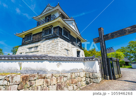 岡山県赤磐市　茶臼山城址の城型展望台　模擬天守 105946268