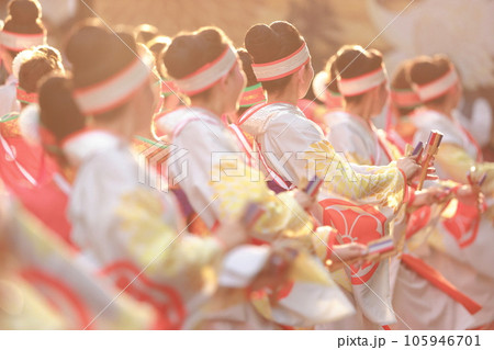 和装で踊るよさこい 105946701
