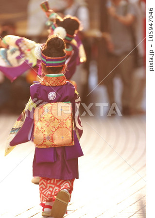 よさこいで踊る子供 105947046