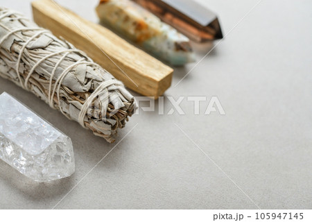 Set with white sage, palo santo and natural stone cristals. 105947145