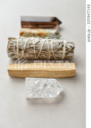 Set with white sage, palo santo and natural stone cristals. Set with white sage, palo santo and natural stone cristals. 105947148