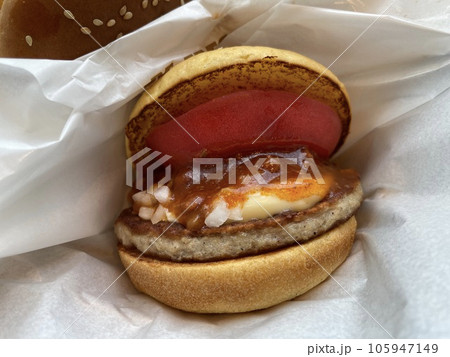 ミートソースとトマトたっぷりのジューシーなハンバーガー ミートソースとトマトたっぷりのジューシーなハンバーガー 105947149