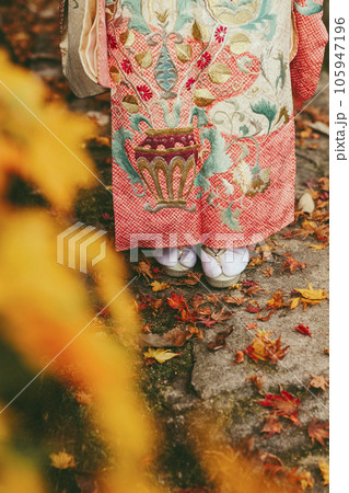 紅葉と振り袖 105947196