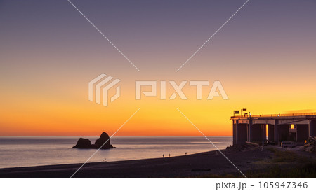 早朝の親不知海岸 早朝の親不知海岸 105947346