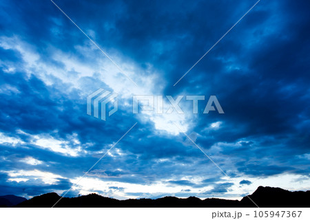 怪しげな空模様 怪しげな空模様 105947367