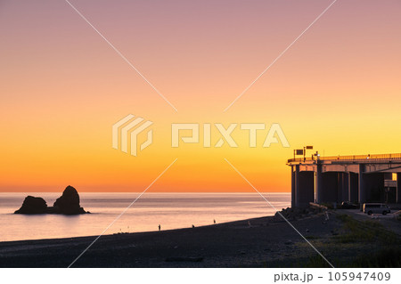 早朝の親不知海岸 早朝の親不知海岸 105947409