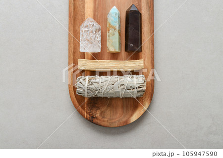 Set with white sage, palo santo and natural stone cristals. 105947590