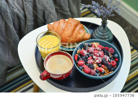 Healthy breakfast with berries 105947736