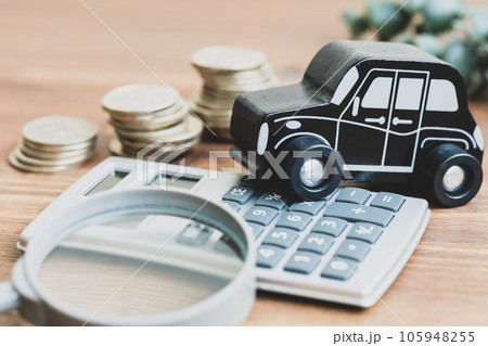 テーブルにおもちゃの車と計算機と虫メガネ テーブルにおもちゃの車と計算機と虫メガネ 105948255