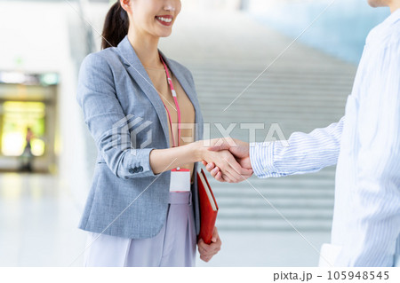 握手するビジネスウーマン 105948545
