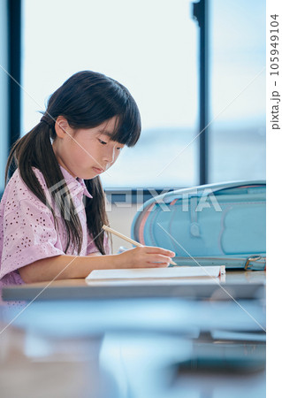 塾で勉強をする小学生の女の子 塾で勉強をする小学生の女の子 105949104