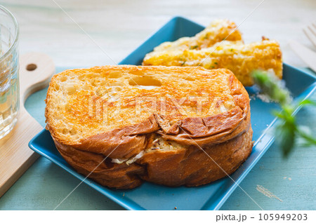 野菜サラダのホットサンド 105949203