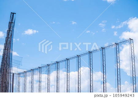 防球ネットと青空 ゴルフ練習場 防球ネットと青空 ゴルフ練習場 105949243