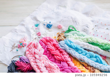 三つ編みにしたカラフルな刺繍糸 105949256