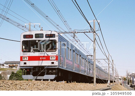 中央林間へ向けて田園都市線をゆく東急電鉄2000系 中央林間へ向けて田園都市線をゆく東急電鉄2000系 105949500
