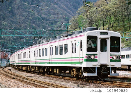 高崎へ向けて上越線をゆく107系電車 高崎へ向けて上越線をゆく107系電車 105949686