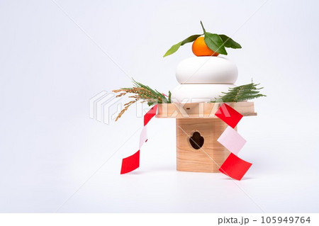 シンプルな正月飾り(鏡餅)白背景写真 105949764