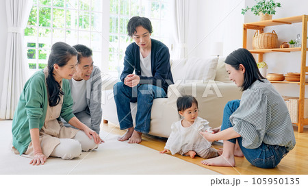 笑顔の赤ちゃんと三世代家族 105950135