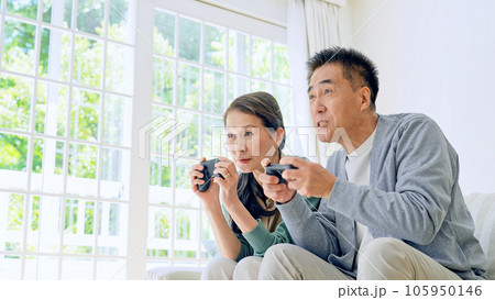 ゲームをするシニア夫婦 ゲームをするシニア夫婦 105950146