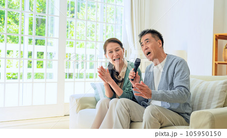 カラオケで歌うシニア夫婦 カラオケで歌うシニア夫婦 105950150