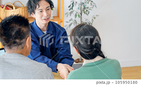 シニア夫婦と握手するスタッフ シニア夫婦と握手するスタッフ 105950180