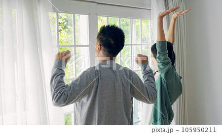 窓際でリラックスするシニア夫婦 105950211