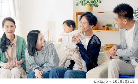 笑顔の赤ちゃんと三世代家族 105950215