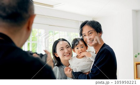 記念撮影をする三世代家族 105950221