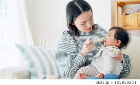 赤ちゃんに離乳食を食べさせるママ 105950251