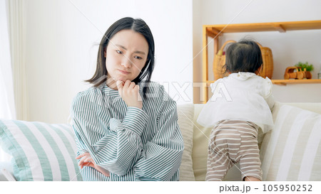 赤ちゃんの子育てで悩むママ 105950252