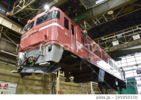 吊り上げ作業を行うEF81形電気機関車 吊り上げ作業を行うEF81形電気機関車 105950330