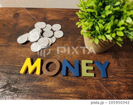 小銭とMONEYの文字 小銭とMONEYの文字 105950342