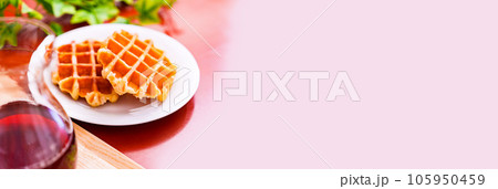 ベルギーワッフル で スイーツ タイム 【 洋菓子 の イメージ 】 105950459