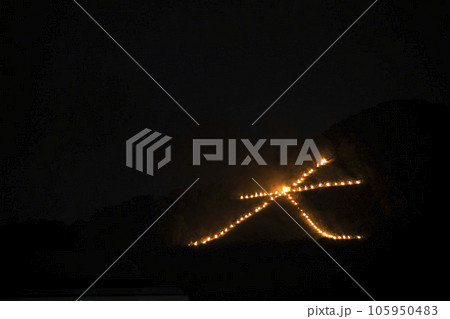 京都五山送り火　京都御苑から望む大文字（如意ケ嶽）3 105950483