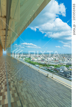 岐阜県庁、清流ロビーからの眺め〈岐阜県岐阜市〉 105950488