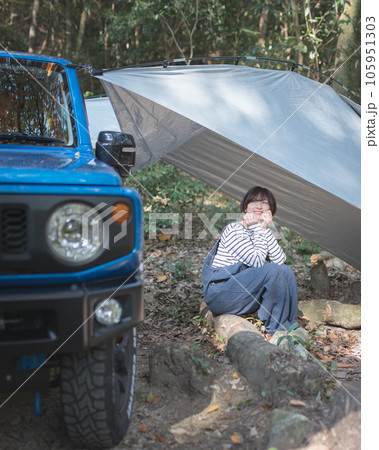 キャンプ場で愛車を見るオーバーオールの女性 キャンプ場で愛車を見るオーバーオールの女性 105951303