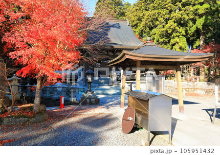 【香川県】四国霊場「第66番札所」紅葉した秋の雲辺寺（大師堂） 105951432