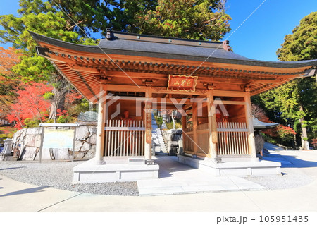 【香川県】四国霊場「第66番札所」紅葉した秋の雲辺寺（仁王門） 105951435