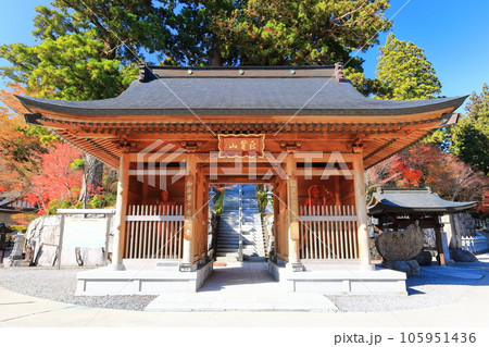 【香川県】四国霊場「第66番札所」紅葉した秋の雲辺寺（仁王門） 105951436