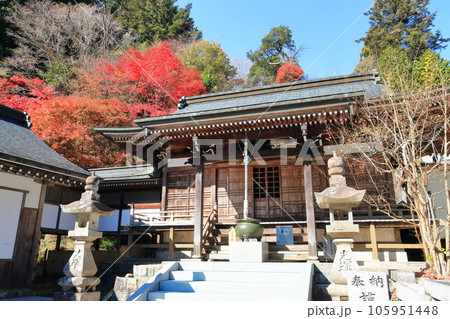【香川県】四国霊場「第66番札所」紅葉した秋の雲辺寺（護摩堂） 105951448