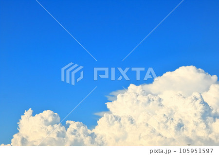 夏の青空と入道雲 105951597