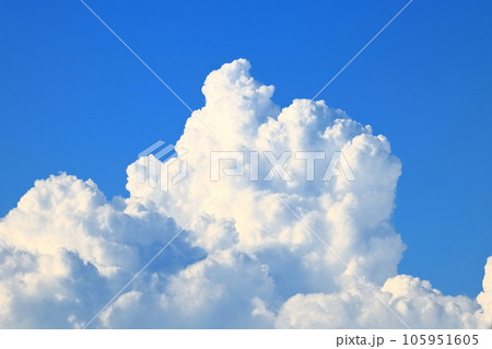 夏の青空と入道雲 夏の青空と入道雲 105951605