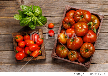 Assorted tomatoes in rustic crate 105951703