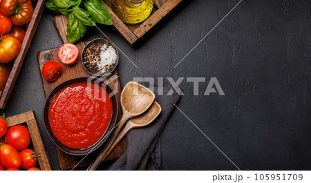 Rich homemade tomato sauce 105951709