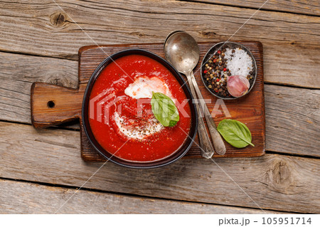 Refreshing homemade cold tomato gazpacho soup 105951714