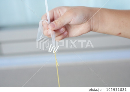 自宅で小学4年生の子供がヨーヨー釣りを楽しんでいる様子。ヨーヨー釣りの釣る部分 105951821